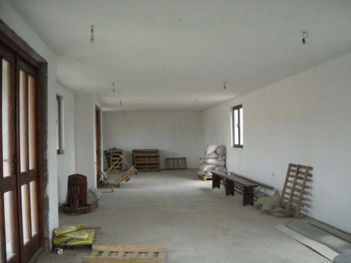izdajem halu sa magaciniskim prostorom površine 1000 m2 besplatni mali oglasi