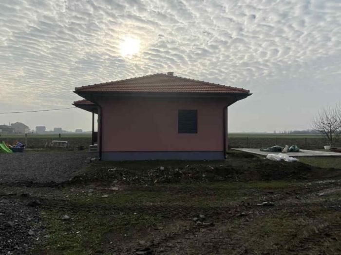 plac od 135 ari sa montažnom kućom sa 250 šljive stare 10 god ugrinovci, beograd besplatni mali oglasi