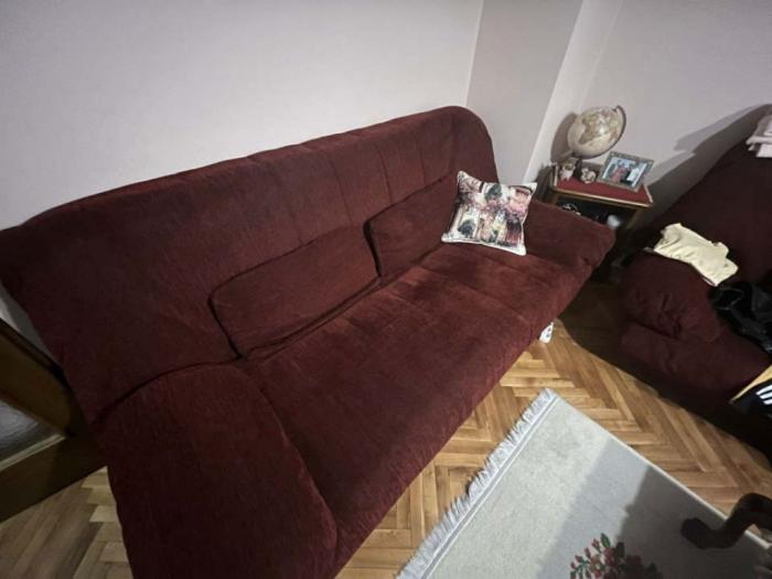 na prodaju stilski nameštaj fotelja i sto (puno drvo) besplatni mali oglasi
