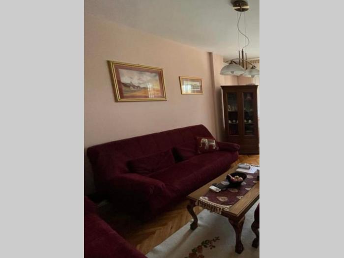 na prodaju stilski nameštaj fotelja i sto (puno drvo) besplatni mali oglasi