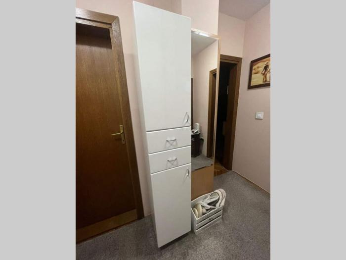 stilski nameštaj fotelja i sto, puno drvo besplatni mali oglasi