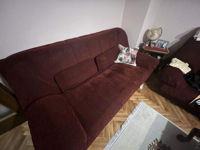 stilski nameštaj fotelja i sto, puno drvo besplatni mali oglasi