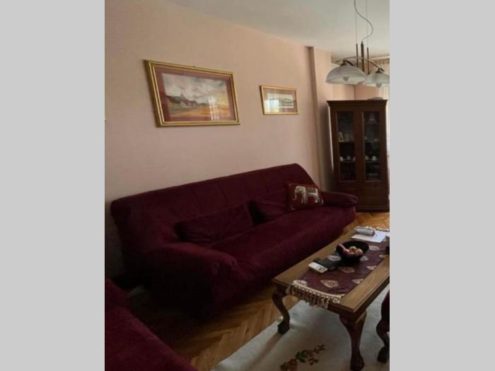stilski nameštaj fotelja i sto, puno drvo besplatni mali oglasi