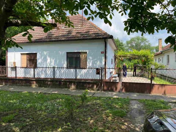 na prodaju porodična prizemna kuća ečka (na samom ulazu) besplatni mali oglasi
