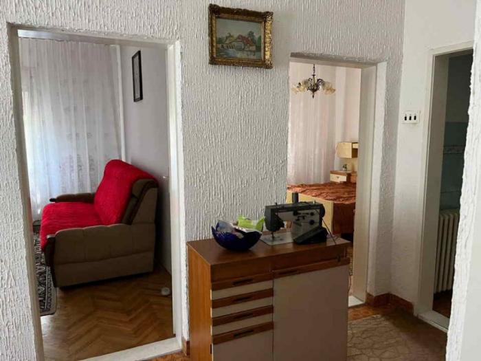 na prodaju porodična prizemna kuća ečka (na samom ulazu) besplatni mali oglasi