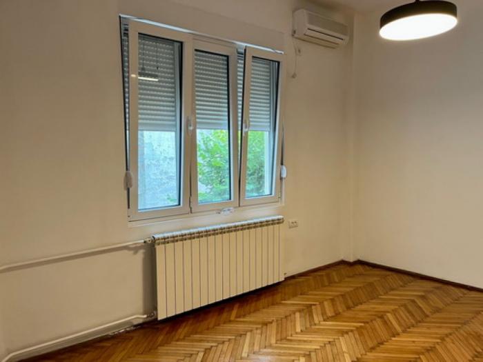 izdajem poslovni prostor u strogom centru, dobrinjska, 22m2 besplatni mali oglasi