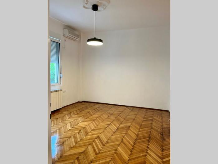 izdajem poslovni prostor u strogom centru, dobrinjska, 22m2 besplatni mali oglasi