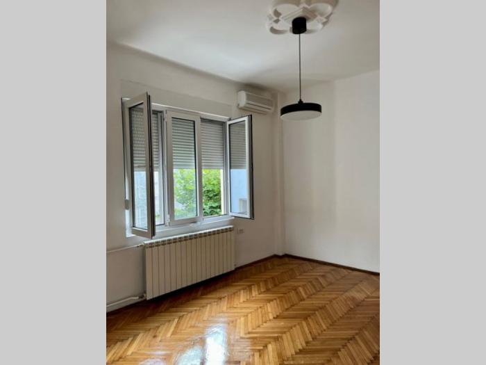izdajem poslovni prostor u strogom centru, dobrinjska, 22m2 besplatni mali oglasi