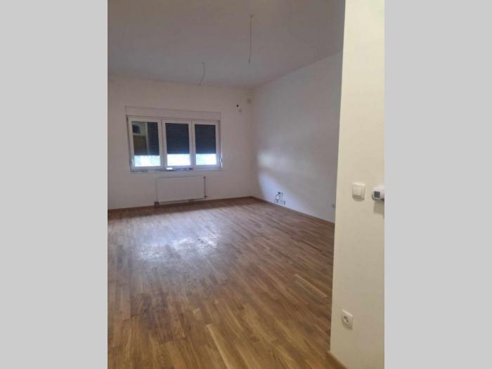 prodajem trosoban stan 61m2, novi sad besplatni mali oglasi