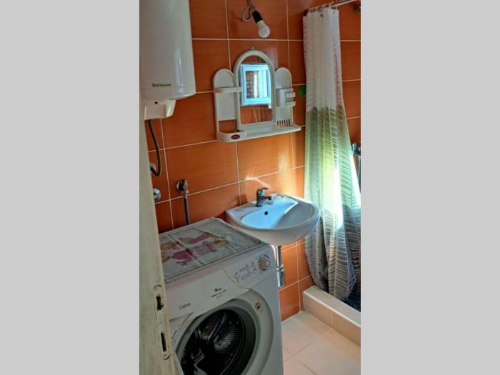 izdajem stan samoj, pristojnoj i odgovornoj ženskoj osobi  besplatni mali oglasi