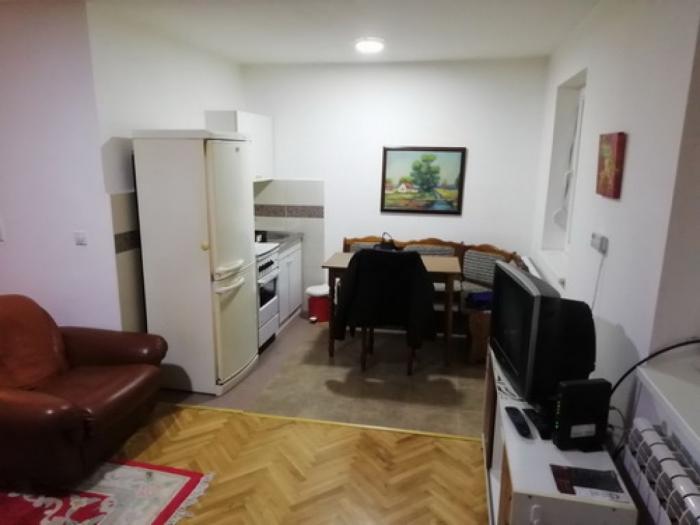izdajem garsonjeru na banovom brdu, orfelinova, površine 30m2 besplatni mali oglasi