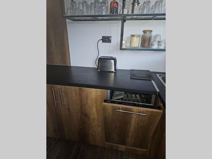 stan sa velikom terasom, 65 m2, prvomajska zemun besplatni mali oglasi